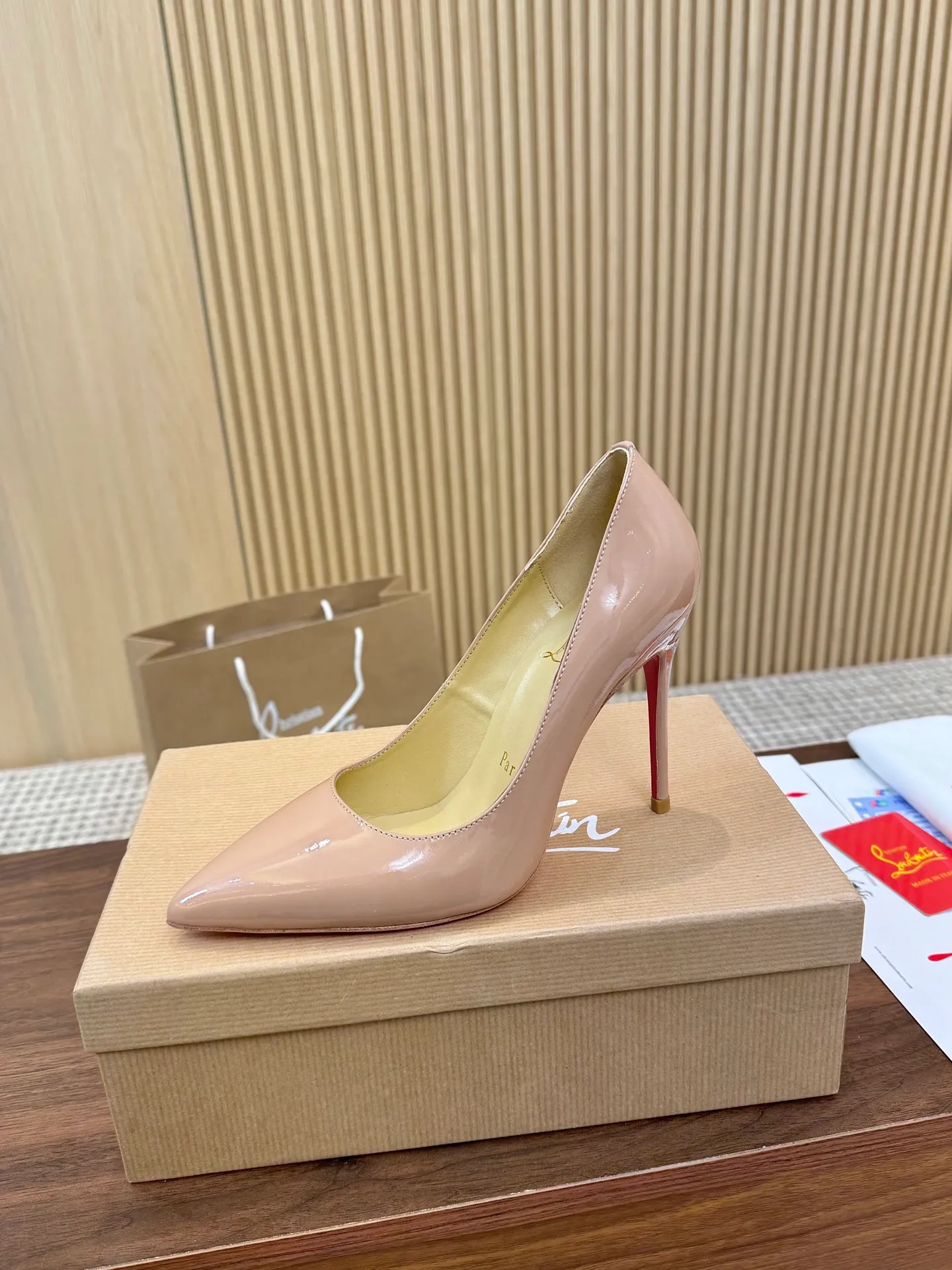 👟👟Ex-factory price 440👟👟 Genuine leather sole +40 Year-round shipment💝Christian Louboutin CL👠 Classic "💎Cow Patent Leather💎 Series" noble and luxurious, real blingbling👟👟 Real materials, all customized by the pattern maker, and the materials are made of original customized materials to achieve the taste of the original 6 color options💍 Upper: Imported 👉cow patent leather💪 Lining: Sheepskin foot pad/lining Size: 34-40.41.42 Heel height: 10.5cm and 8.5cm two options Leather sole Rubber sole